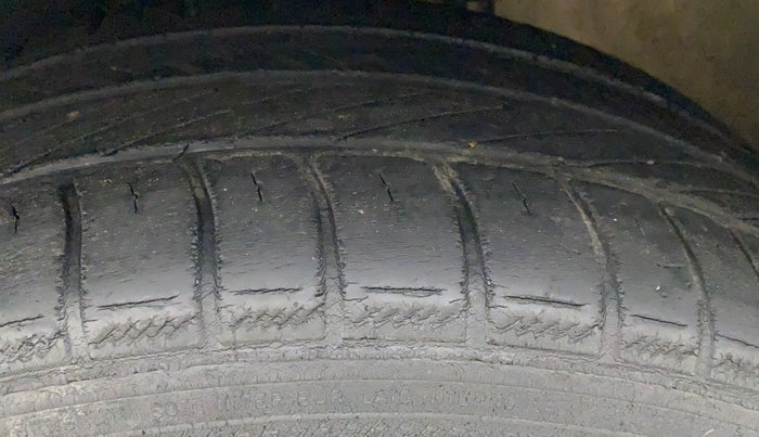 2014 Volkswagen Polo COMFORTLINE 1.2L, Petrol, Manual, 54,742 km, Left Front Tyre Tread