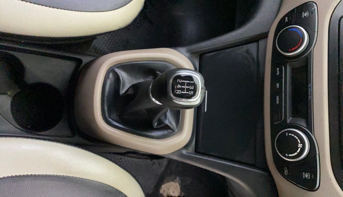 2015 Hyundai Xcent SX 1.2 (O), Petrol, Manual, 72,851 km, Gear Lever