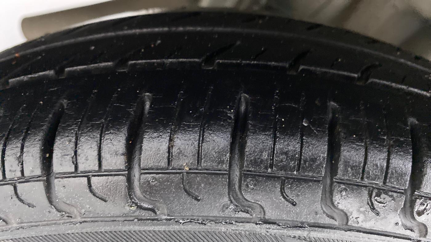 2015 Hyundai Eon ERA PLUS, Petrol, Manual, 29,170 km, Right Rear Tyre Tread