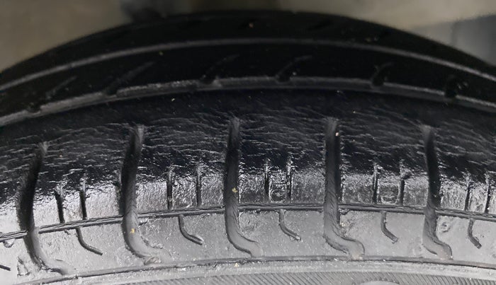 2015 Hyundai Eon ERA PLUS, Petrol, Manual, 29,170 km, Right Front Tyre Tread