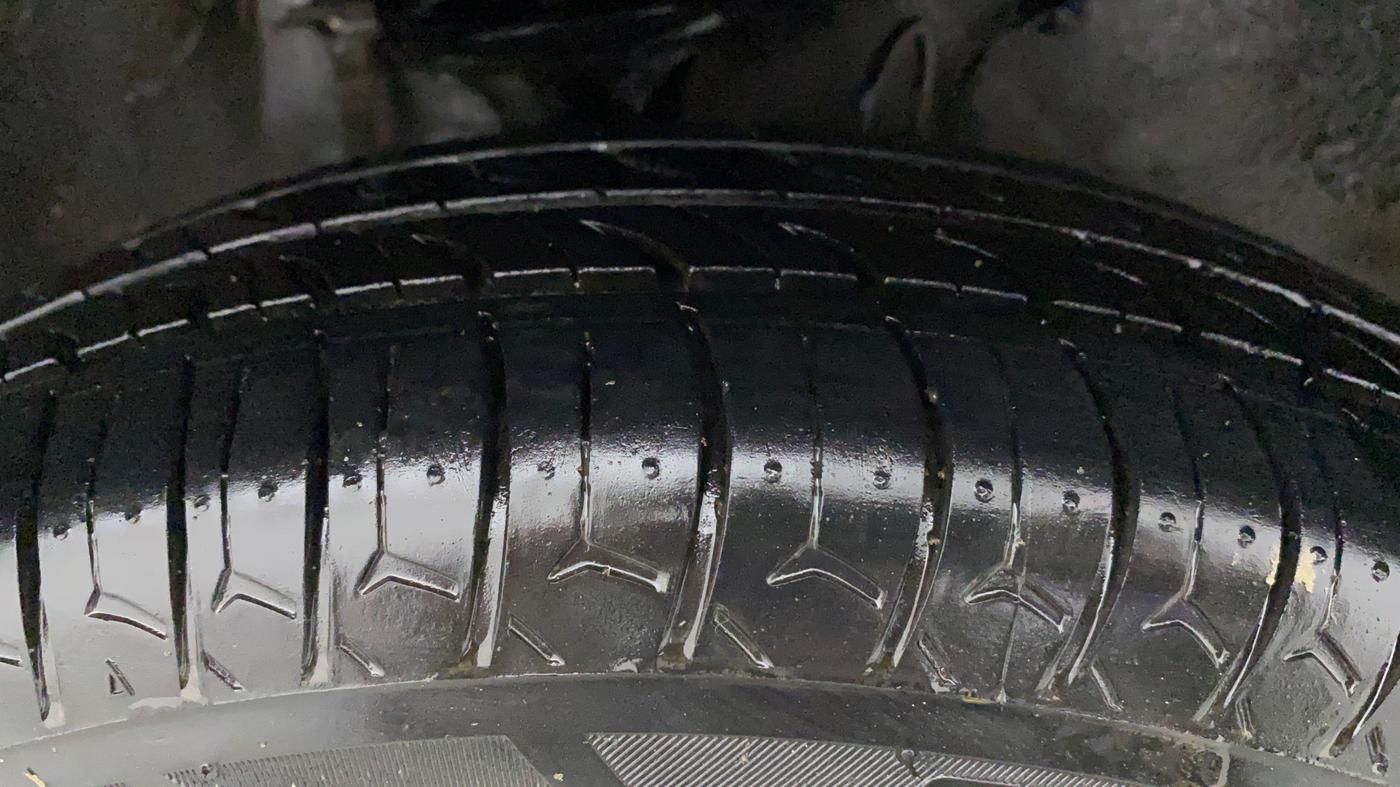 2021 Maruti Alto LXI CNG, CNG, Manual, 86,517 km, Right Front Tyre Tread