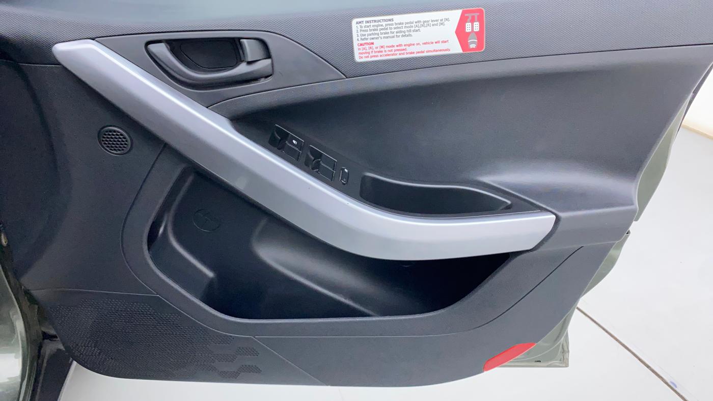 2022 Tata NEXON XMA SUNROOF DIESEL, Diesel, Automatic, 26,596 km, Driver Side Door Panels Control