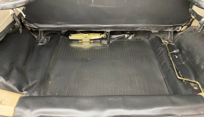 2017 Mahindra TUV300 T8, Diesel, Manual, 47,261 km, Boot Inside