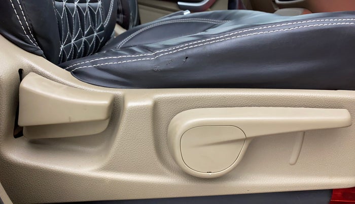 2017 Mahindra TUV300 T8, Diesel, Manual, 47,261 km, Driver Side Adjustment Panel