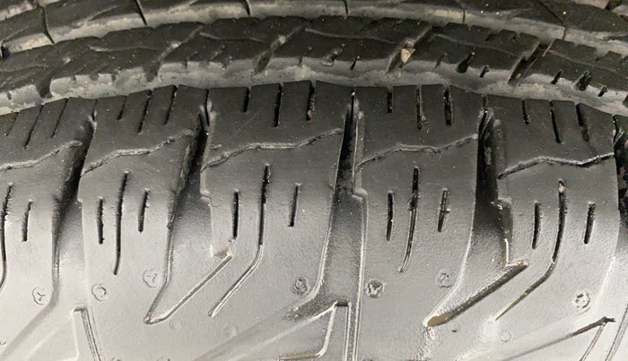 2017 Mahindra TUV300 T8, Diesel, Manual, 47,261 km, Left Front Tyre Tread