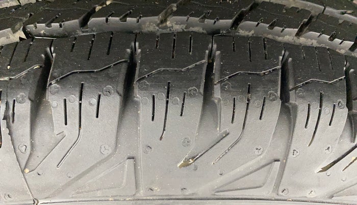 2017 Mahindra TUV300 T8, Diesel, Manual, 47,261 km, Left Rear Tyre Tread