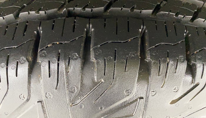 2017 Mahindra TUV300 T8, Diesel, Manual, 47,261 km, Right Rear Tyre Tread