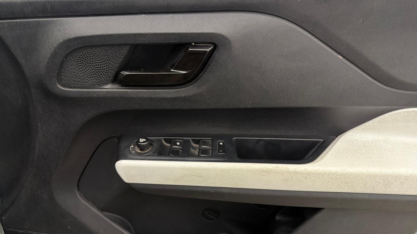 2024 Tata PUNCH ACCOMPLISHED DAZZLE PACK AMT, Petrol, Automatic, 26,229 km, Driver Side Door Panels Control