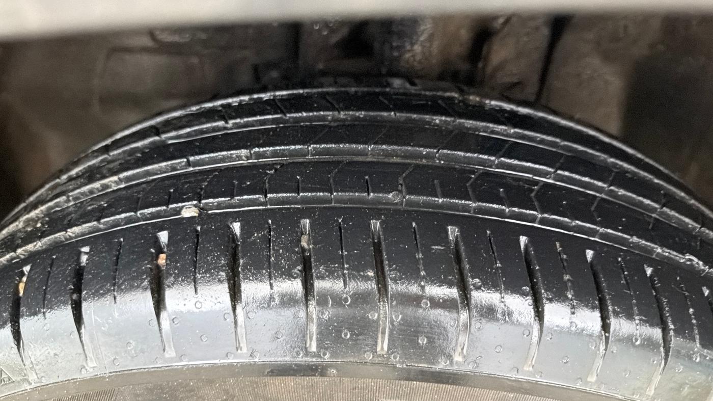 2024 Tata PUNCH ACCOMPLISHED DAZZLE PACK AMT, Petrol, Automatic, 26,229 km, Left Front Tyre Tread