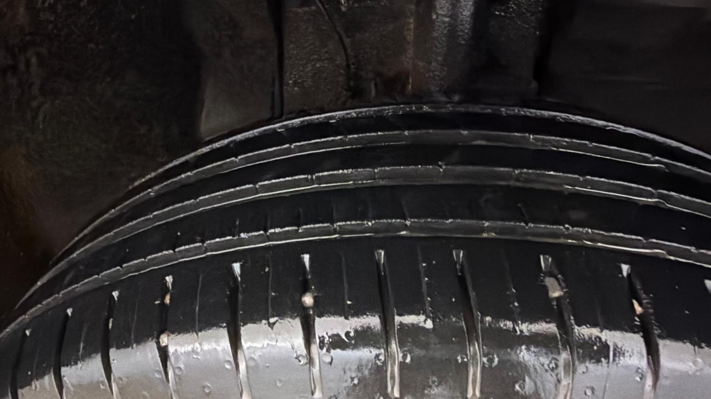 2024 Tata PUNCH ACCOMPLISHED DAZZLE PACK AMT, Petrol, Automatic, 26,229 km, Right Front Tyre Tread