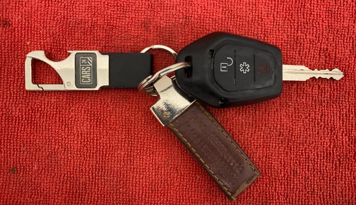 2017 Mahindra TUV300 T8 AT, Diesel, Automatic, 43,657 km, Key Close Up