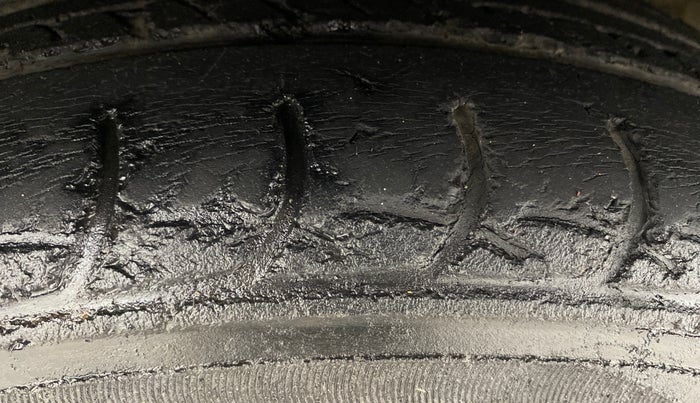 2017 Maruti Ciaz DELTA DIESEL 1.3, Diesel, Manual, 60,888 km, Left Front Tyre Tread