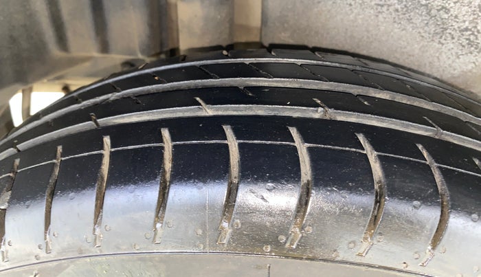 2015 Maruti Swift Dzire VXI, Petrol, Manual, 66,600 km, Right Rear Tyre Tread