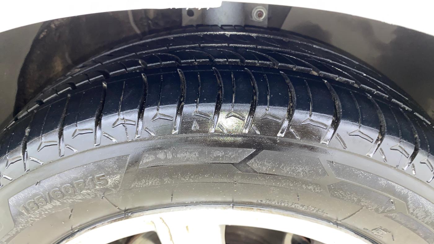 2014 Volkswagen Vento HIGHLINE DIESEL 1.6, Diesel, Manual, 80,340 km, Right Front Tyre Tread