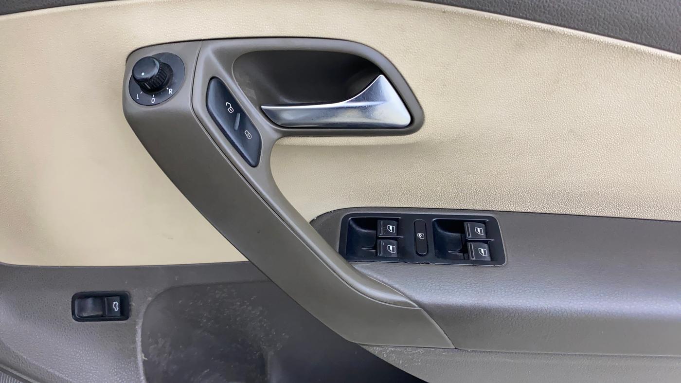 2014 Volkswagen Vento HIGHLINE DIESEL 1.6, Diesel, Manual, 80,340 km, Driver Side Door Panels Control
