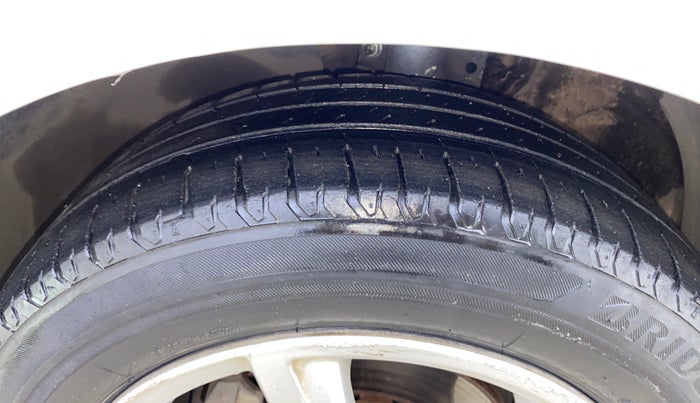 2014 Volkswagen Vento HIGHLINE DIESEL 1.6, Diesel, Manual, 80,229 km, Left Front Tyre Tread