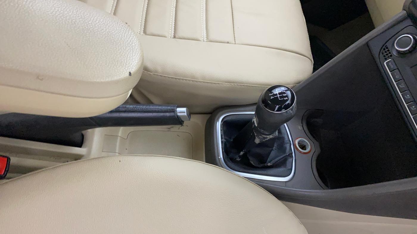 2014 Volkswagen Vento HIGHLINE DIESEL 1.6, Diesel, Manual, 80,340 km, Gear Lever