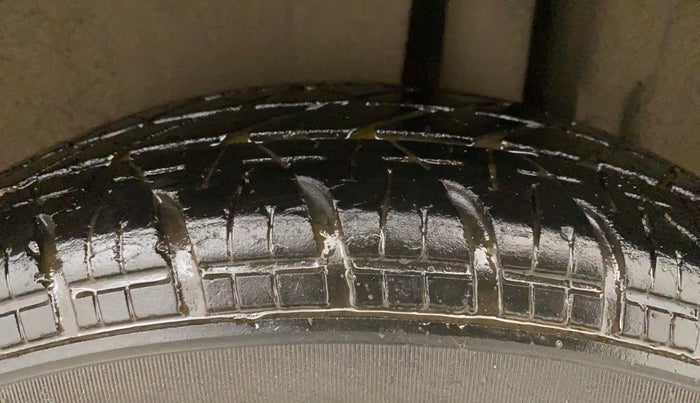 2014 Maruti Swift VXI, Petrol, Manual, 81,951 km, Left Rear Tyre Tread