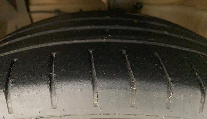 2018 Maruti Ciaz ALPHA DIESEL 1.3, Diesel, Manual, 1,03,357 km, Left Front Tyre Tread