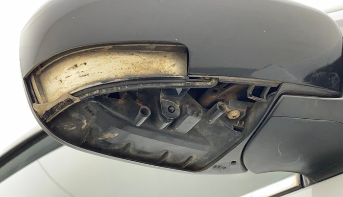 2018 Maruti Ciaz ALPHA DIESEL 1.3, Diesel, Manual, 1,03,357 km, Right rear-view mirror - Indicator light has minor damage