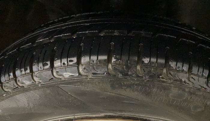 2016 Renault Kwid RXT 0.8, Petrol, Manual, 28,608 km, Right Front Tyre Tread