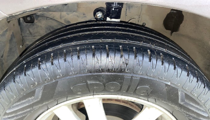 2013 Honda Brio VX MT, Petrol, Manual, 1,06,631 km, Left Front Tyre Tread