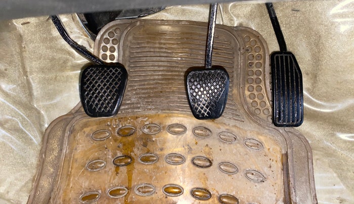 2013 Honda Brio VX MT, Petrol, Manual, 1,06,631 km, Pedals