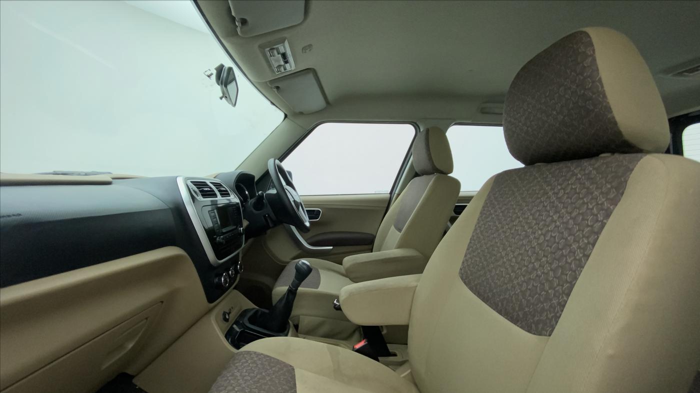 2016 Mahindra TUV300 T8, Diesel, Manual, 58,143 km, Right Side Front Door Cabin