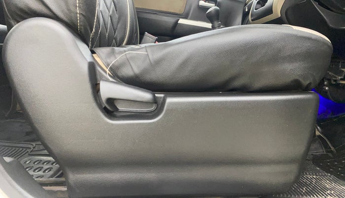 2017 Maruti Wagon R 1.0 LXI CNG, CNG, Manual, 41,573 km, Driver Side Adjustment Panel