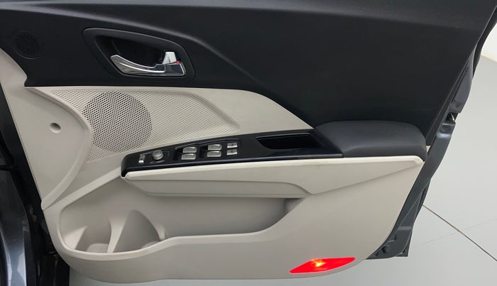 2021 Mahindra XUV300 1.2 W8 OPT, Petrol, Manual, 9,320 km, Driver Side Door Panels Control