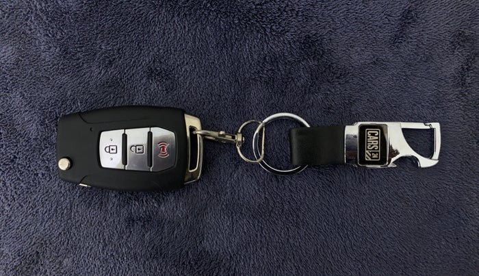 2021 Mahindra XUV300 1.2 W8 OPT, Petrol, Manual, 9,320 km, Key Close Up