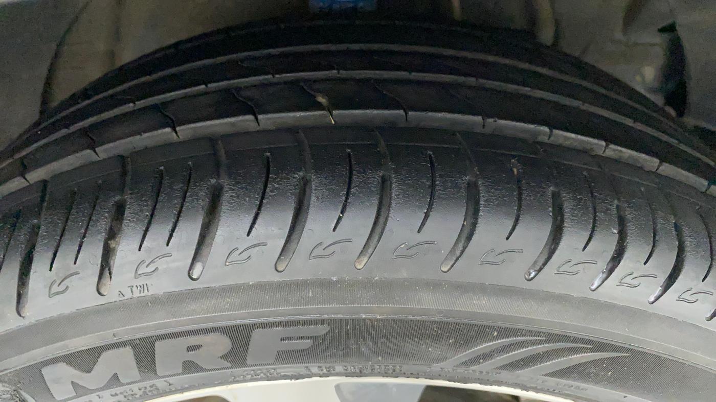 2021 Mahindra XUV300 1.2 W8 OPT, Petrol, Manual, 9,320 km, Right Front Tyre Tread