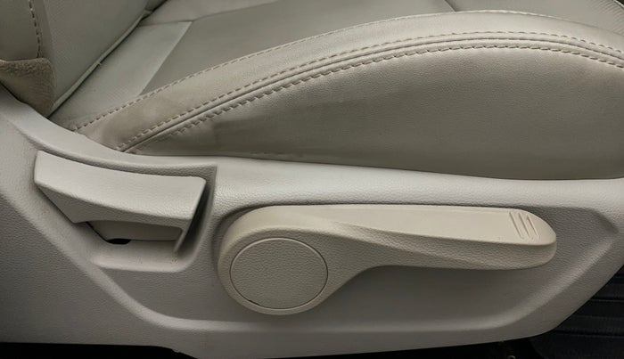 2021 Mahindra XUV300 1.2 W8 OPT, Petrol, Manual, 9,320 km, Driver Side Adjustment Panel