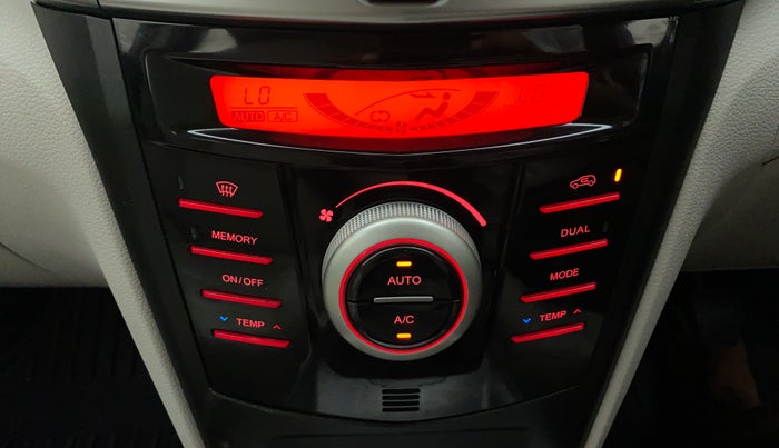 2021 Mahindra XUV300 1.2 W8 OPT, Petrol, Manual, 9,320 km, Automatic Climate Control