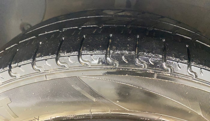 2016 Hyundai Grand i10 MAGNA AT 1.2 KAPPA VTVT, CNG, Automatic, 88,567 km, Left Front Tyre Tread