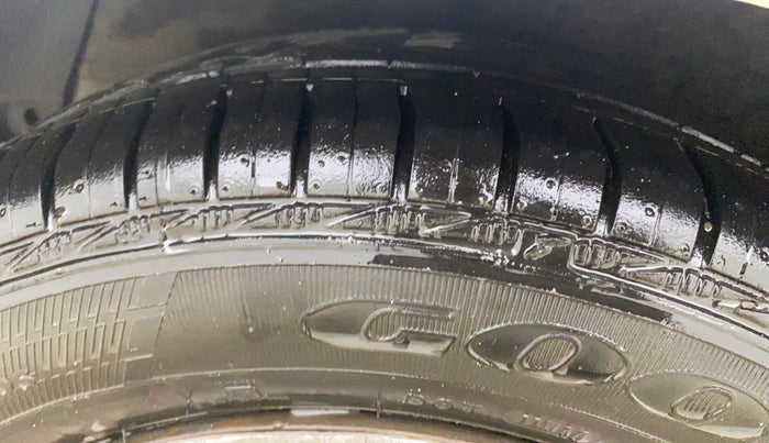 2016 Hyundai Grand i10 MAGNA AT 1.2 KAPPA VTVT, CNG, Automatic, 88,567 km, Right Rear Tyre Tread