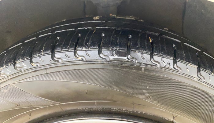 2016 Hyundai Grand i10 MAGNA AT 1.2 KAPPA VTVT, CNG, Automatic, 88,567 km, Right Front Tyre Tread