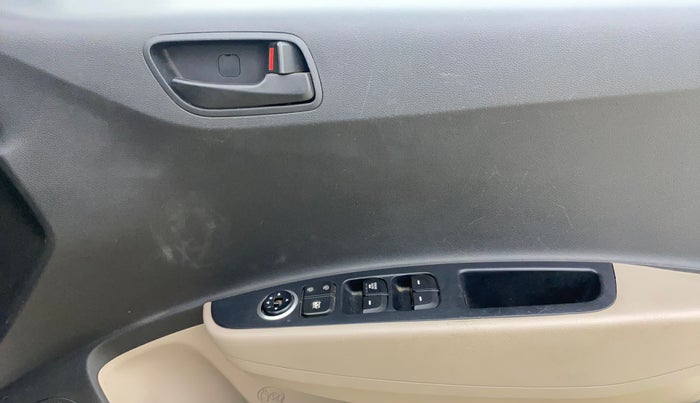 2016 Hyundai Grand i10 MAGNA AT 1.2 KAPPA VTVT, CNG, Automatic, 88,567 km, Driver Side Door Panels Control