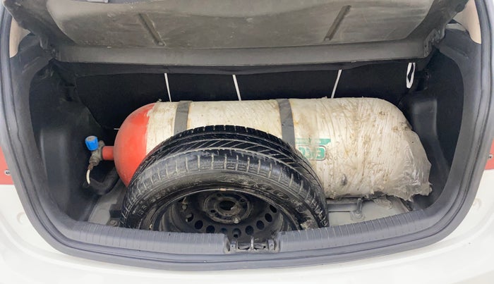 2016 Hyundai Grand i10 MAGNA AT 1.2 KAPPA VTVT, CNG, Automatic, 88,567 km, Boot Inside