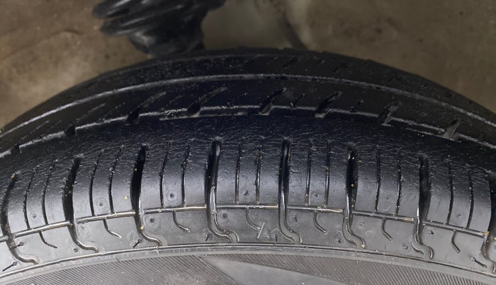 2014 Maruti Alto 800 LXI, Petrol, Manual, 59,475 km, Left Front Tyre Tread