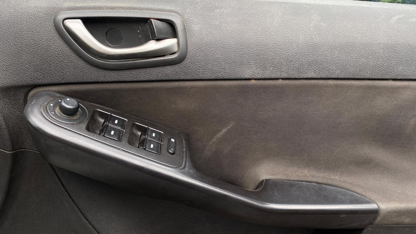 2015 Tata Zest XT PETROL, Petrol, Manual, 1,20,459 km, Driver Side Door Panels Control