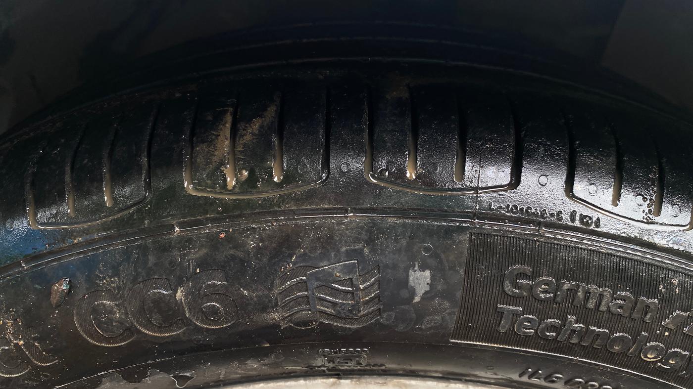 2015 Tata Zest XT PETROL, Petrol, Manual, 1,20,459 km, Right Front Tyre Tread