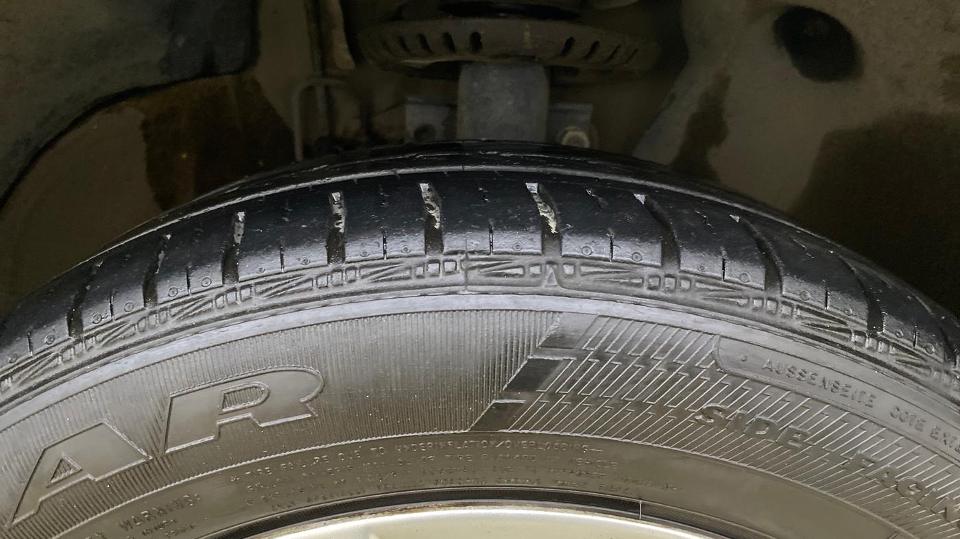 2016 Volkswagen Ameo HIGHLINE1.2L, Petrol, Manual, 42,037 km, Right Front Tyre Tread