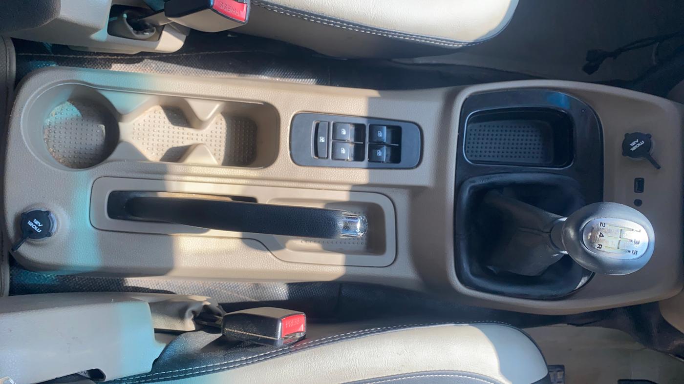 2017 Mahindra TUV300 T8, Diesel, Manual, 65,765 km, Gear Lever