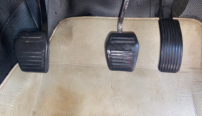 2017 Mahindra TUV300 T8, Diesel, Manual, 65,765 km, Pedals