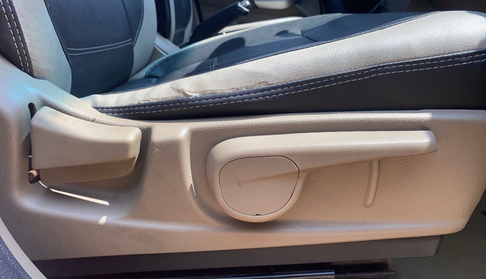 2017 Mahindra TUV300 T8, Diesel, Manual, 65,765 km, Driver Side Adjustment Panel