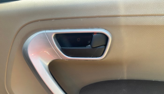 2017 Mahindra TUV300 T8, Diesel, Manual, 65,765 km, Driver Side Door Panels Control