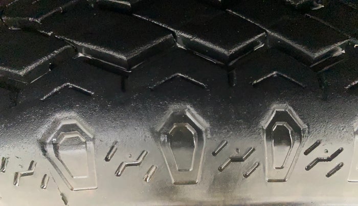 2017 Mahindra TUV300 T8, Diesel, Manual, 65,765 km, Left Front Tyre Tread