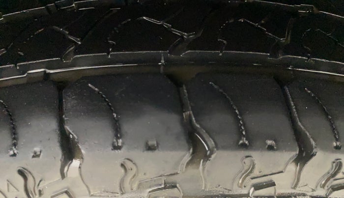 2017 Mahindra TUV300 T8, Diesel, Manual, 65,765 km, Left Rear Tyre Tread