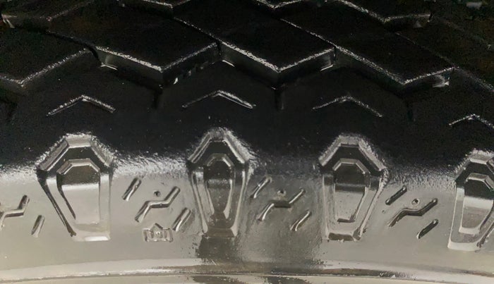 2017 Mahindra TUV300 T8, Diesel, Manual, 65,765 km, Right Front Tyre Tread